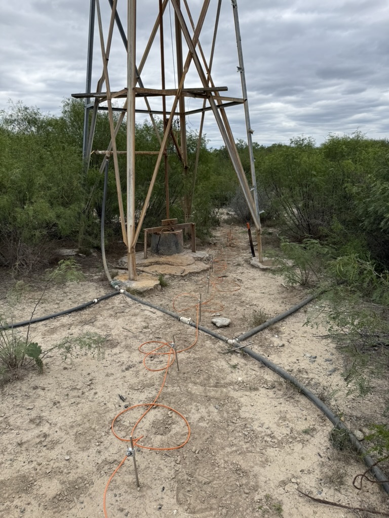 Noria en Rancho Laureano con cables de medición geoeléctrica